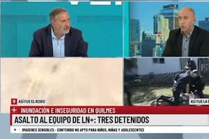 El momento en que le robaron la cámara al equipo de LN+ mientras cubría las inundaciones