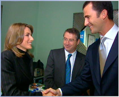 Así fue el apretón de manos entre la periodista Letizia Ortiz Rocasolano y el príncipe de Asturias
