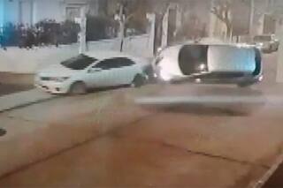 Volcó por chocar un auto estacionado y en un audio culpó a otra persona