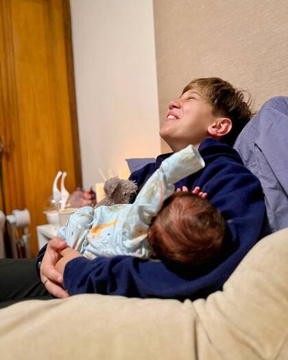 Así fue el momento que Momo sostuvo en brazos a su hermanito Arturo por primera vez (Foto: Instagram @jmena)
