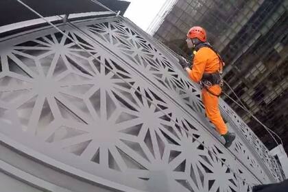 Así fue el operativo de rescate del hombre que trepó sin protección un edificio en Retiro