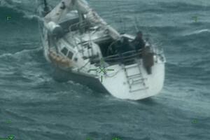 Así fue el rescate de dos náufragos en medio del Huracán Debby