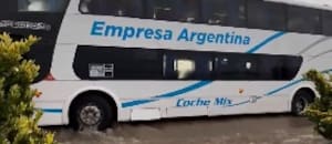 Así fue el rescate de los pasajeros del micro que quedó varado en la ruta 9 por más de 12 horas