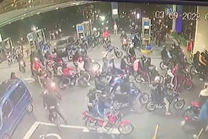 Impactante ataque piraña de un grupo de 50 motochorros a una estación de servicio