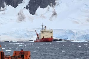 El trabajo del rompehielos ARA Almirante Irízar en la Antártida