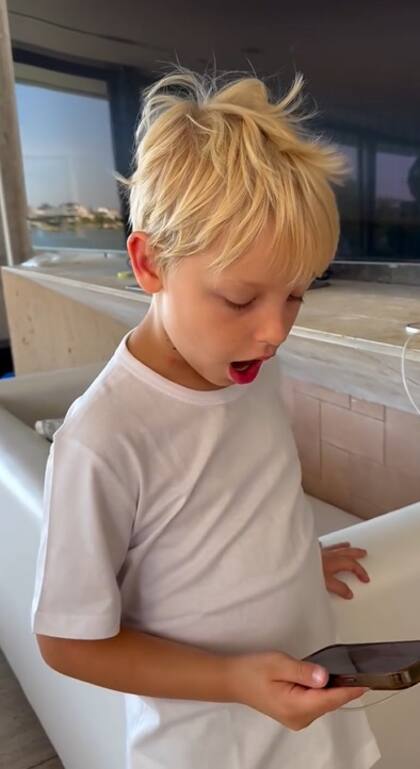 Así fue la reacción de Mirko al ver por primera vez a su hermanita pocas horas después de haber nacido