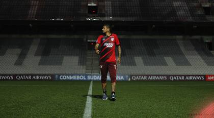 Con la camiseta 3, Lucho González va camino a los vestuarios luego de disputar su último partido como futbolista profesional.