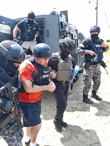 Así fue trasladado alias "Fito" por las autoridades ecuatorianas hasta el avión que lo llevó finalmente a Nueva York