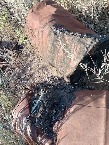 Así fueron hallados en la playa los 300 tambores de petróleo oxidados