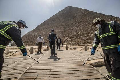 Así fumigan las pirámides en Egipto