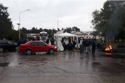 Así hacen guardia los gremialistas en las afueras del complejo