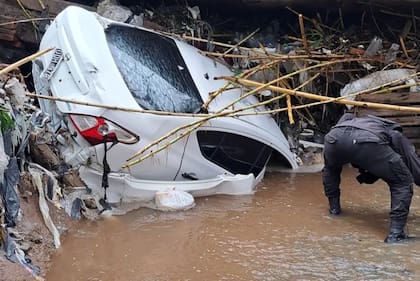 Así hallaron el automóvil en donde estaban las víctimas.