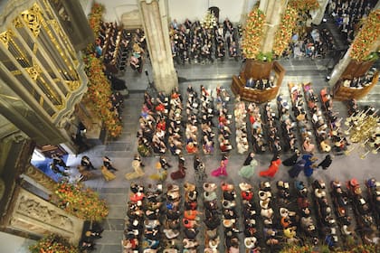 Así ingresaban, en 2013, los representantes de las Casas Reales ingresan a la iglesia Nueva de Amsterdam, capital de los Países Bajos, para presenciar la ceremonia de investidura. Los más de dos mil invitados entraron con toda solemnidad a la nave central de la iglesia decorada con miles de tulipanes.