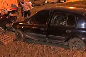 Circulaba por la calle con su auto y quedó atrapado en cemento fresco por culpa de los vecinos