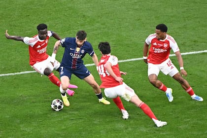 Así intentó triplicar las marcas Arsenal ante Khvicha Kvaratskhelia; por momentos lo hizo muy bien