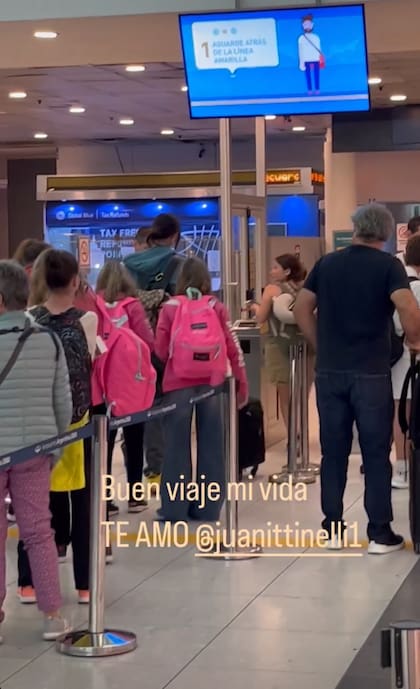 Así la despedía su mamá, Paula Robles en Ezeiza. "Buen viaje, mi vida. Te amo @juanittinelli1". La bailarina explicó que no saben si la mudanza de su hija a París para modelar será algo permanente. "Va a probar", declaró.