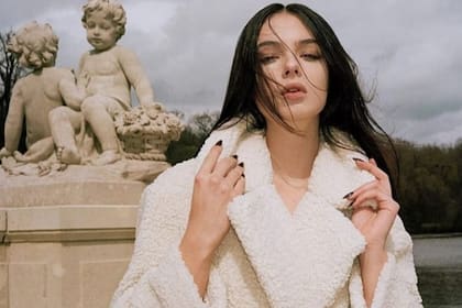 Así la retrató el fotógrafo Pierre-Ange Carlotti para Burning Rose, la campaña otoño-invierno 2023 de la marca Sisley.