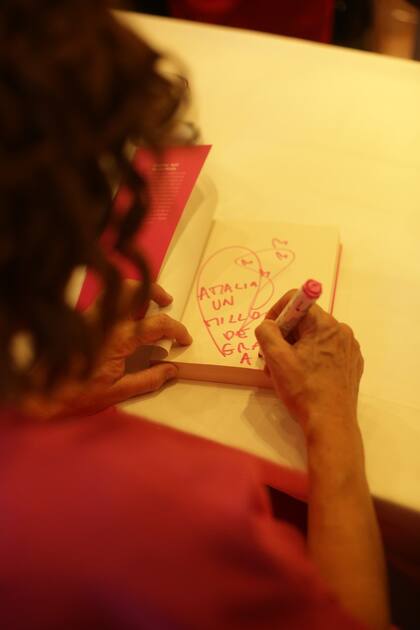 Así le dedicó la diseñadora su libro a Amalia "Yuyito" González. "Amalia, un millón de gracias"