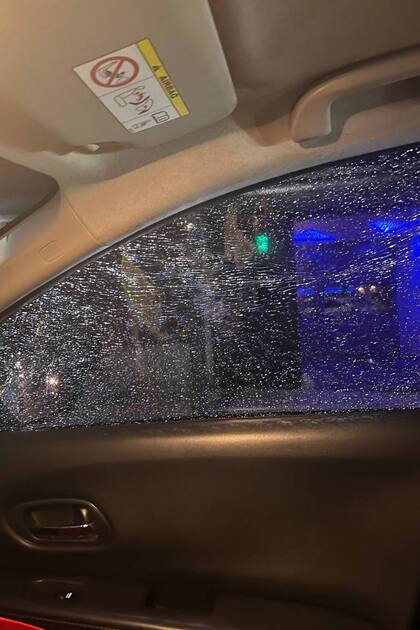 Así le dejaron la ventanilla del auto los delincuentes a Mariel Di Lenarda, que afortunadamente le había hecho un sistema antivandálico al vidrio