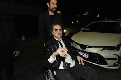 Así llegaba el célebre artista a su festejo de cumpleaños en La fábrica en vivo, un bar de música y cocina abierta. Previamente había tenido contacto con los fanáticos que se habían congregado para saludarlo en la puerta de su casa, en la intersección de las avenidas Santa Fe y Coronel Díaz