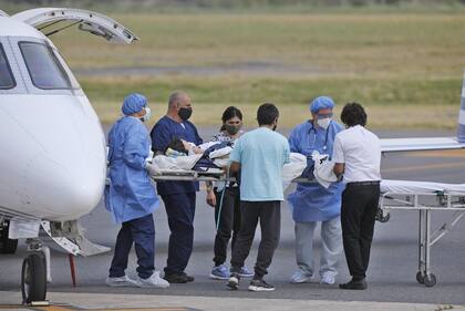 Así llegó Abigail a San Fernando, en un vuelo sanitario