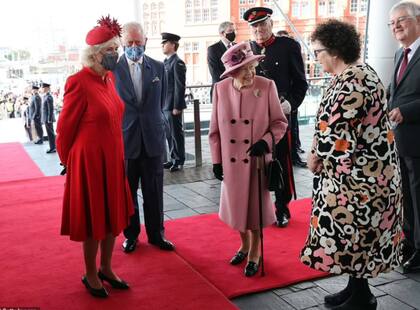 Así llegó la reina Isabel al parlamento galés, junto a Camilla Parker Bowles y el príncipe Carlos