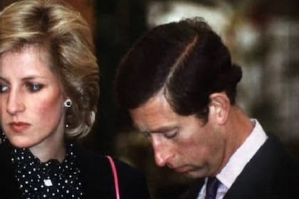 Así lo revela la biografía Battle of Brothers, que repasa las vidas de William y Harry. Allí, su autor, Robert Lacey revela que el hermano de Diana no estaba de acuerdo con la participación de sus sobrinos en el funeral de la princesa