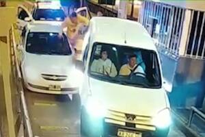 Así los delincuentes intentaban salir del auto que quedó atascado en el peaje
