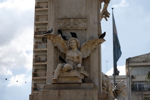 El "ángel" del Monumento a Nicolás Avellaneda está manco desde los festejos del Mundial