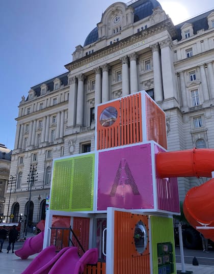 Así luce ahora el frente del Centro Cultural Kirchner con la presencia del Sello Buen Diseño