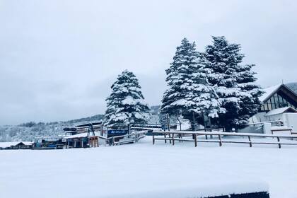Así luce Chapelco ahora: con las últimas nevadas el centro de esquí se vistió de blanco