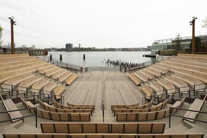 Así luce el anfiteatro al aire libre, que llega en el momento en que Nueva York se acerca al verano y al regreso paulatino de las actividades, luego de más de un año de pandemia.