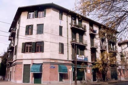 Así luce el barrio desde afuera, donde no se adivina la belleza del jardín interior