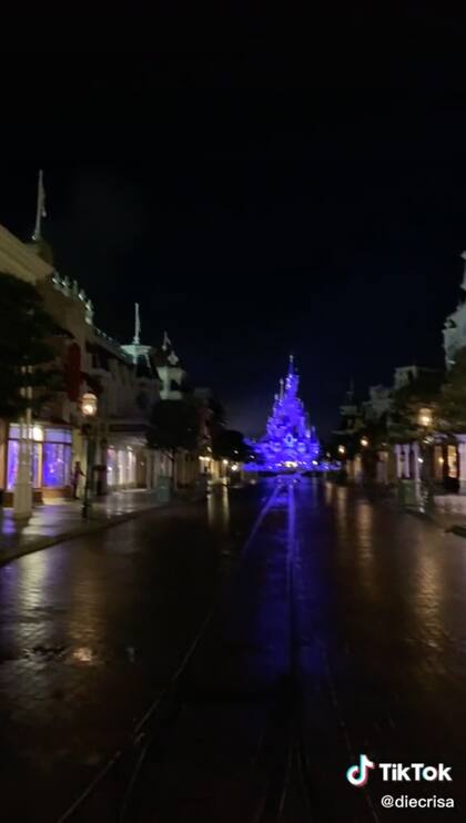 Así luce el castillo de Disneyland de noche, sin personas