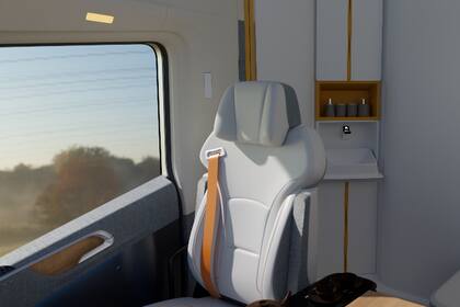 Así luce el interior de Homtruck, con sillas ergonómicas, toilet, baño y cama