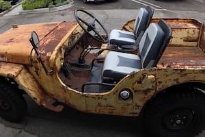 Salió a la calle con este Jeep todo oxidado y agujeros en el piso y generó las reacciones menos esperadas