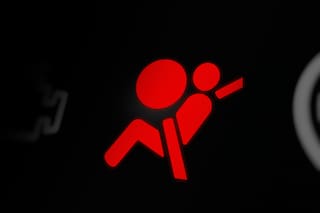 Qué significa la luz del airbag en el tablero del auto