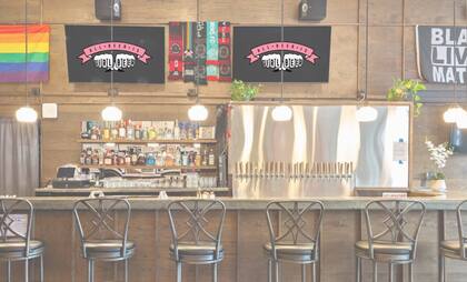 Así luce la barra del bar de la mujer que abrió en Portland, Oregon, el primer bar que transmite deportes femeninos