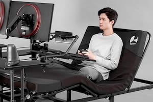 Presentan una cama motorizada que se convierte en una silla gamer