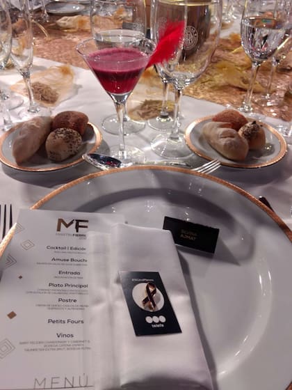 Así luce la mesa de los Martín Fierro, con el pin en apoyo a la causa de Ni Una Menos