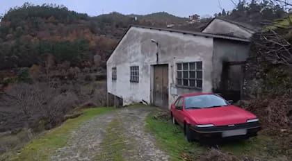 Así luce por fuera el galpón con autos de origen japonés