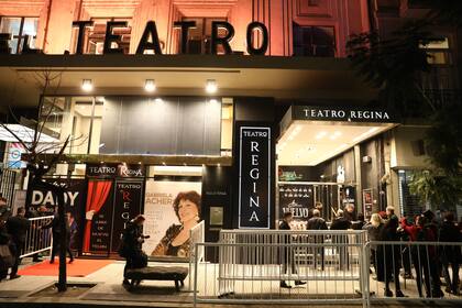 Así luce renovada la fachada del teatro Regina