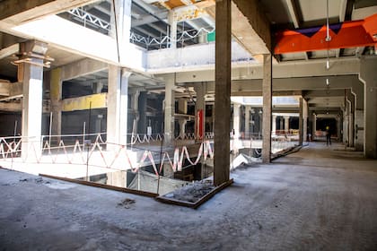 Así lucen las aperturas que se realizaron en las lozas del ex Buenos Aires Design; habrá cuatro patios en los que se filtrará la luz solar