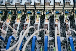 Así lucen los servidores de Microsoft sumergidos en un líquido refrigerante especial que entra en ebullición a 50 grados centígrados