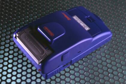 Así lucía el accesorio Page Boy, conectado a la consola portátil desde la ranura de cartuchos del Game Boy