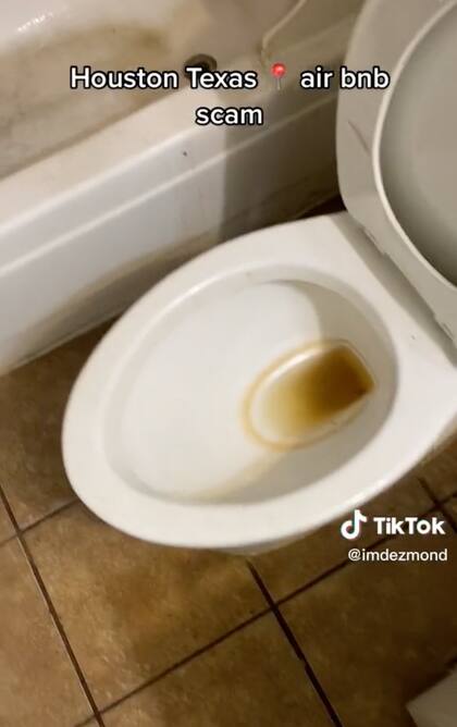 Así lucía el inodoro cuando el hombre arribó a su Airbnb