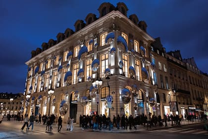 Así lucía la Maison Louis Vuitton, en febrero de este año, con la intervención de Yayoi Kusama. Ubicado en la Place Vendôme, el epicentro del lujo parisino, este edificio es el segundo más grande de la marca después de la de Champs Elysées. 
