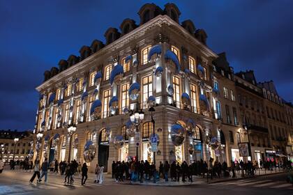 Así lucía la Maison Louis Vuitton, en febrero de este año, con la intervención de Yayoi Kusama. Ubicado en la Place Vendôme, el epicentro del lujo parisino, este edificio es el segundo más grande de la marca después de la de Champs Elysées.