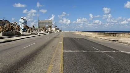 Así lucía la usualmente transitada avenida del Malecón en La Habana el pasado domingo, ya de por sí día tranquilo y descanso en la capital cubana