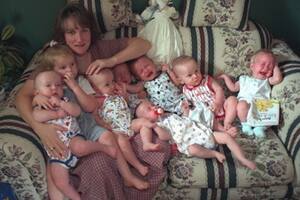 La increíble historia de la mujer que sorprendió al mundo al tener siete hijos en seis minutos